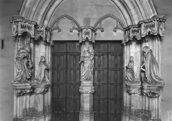 Portal mit einem Trumeau, das die Jungfrau und das Kind, Philipp den Kühnen und Johannes den Täufer, Margarete III., Gräfin von Flandern und St. Katharina darstellt